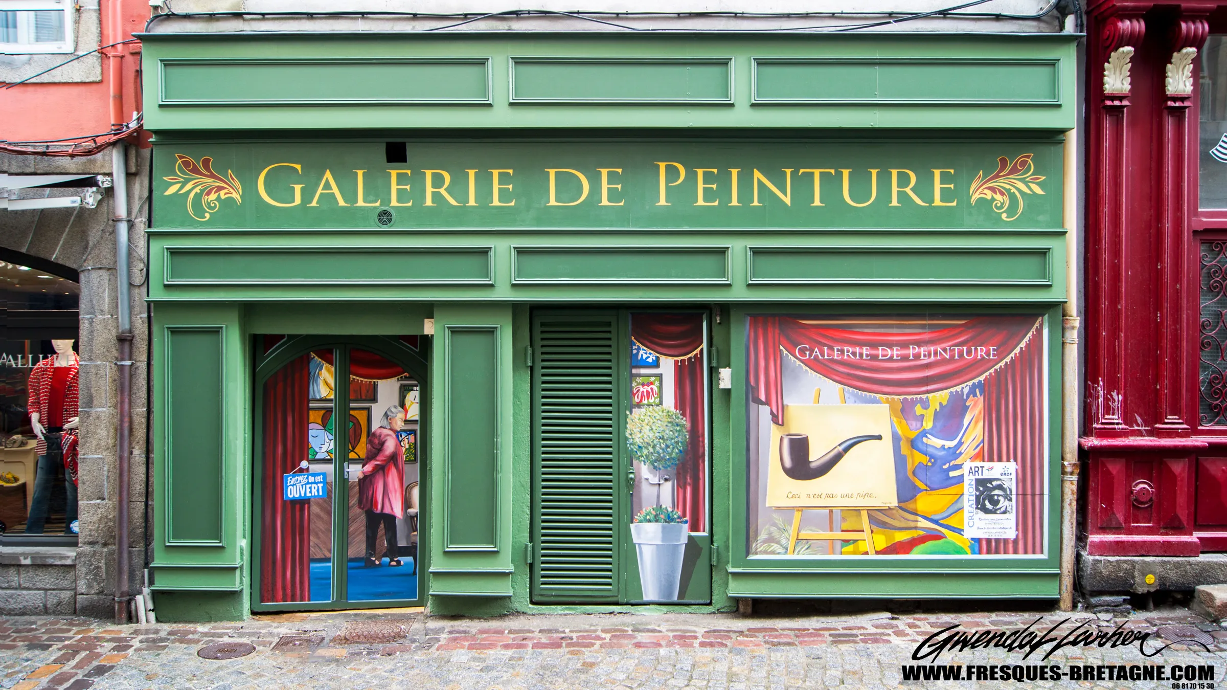 Poste électrique habillé en galerie de peinture en trompe-l'œil, devanture verte et enseigne dorée, Morlaix